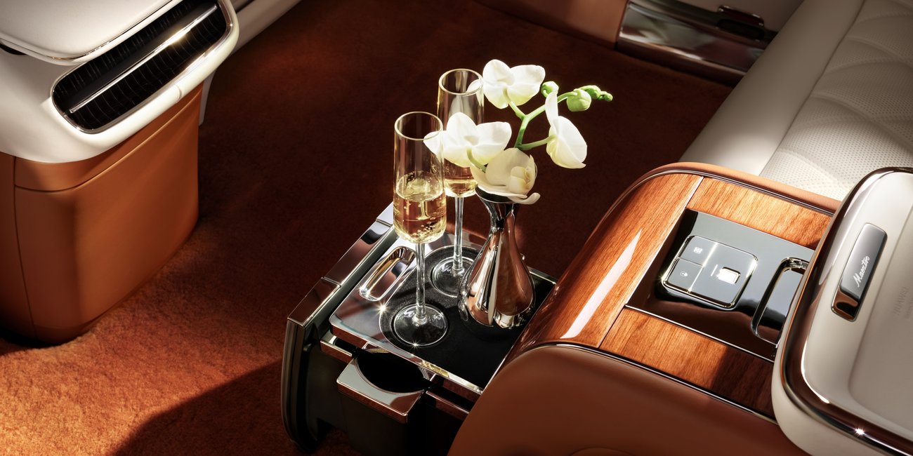 Maextro S800 的弹出式冷暖杯架